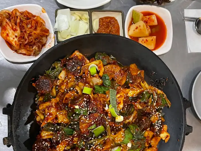 곱창볶음과 함께 제공된 김치, 쌈채소, 그리고 곁들임 반찬들.