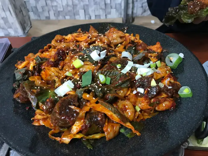 곱창볶음의 클로즈업 사진. 양념과 재료들이 맛있게 어우러져 있습니다.
