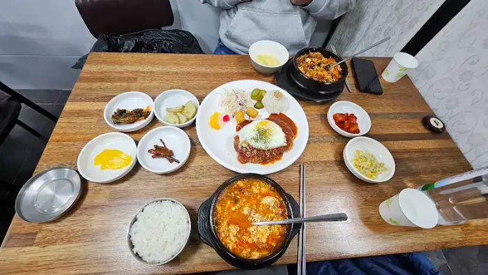 다양한 반찬과 함께 나온 푸짐한 한 상
