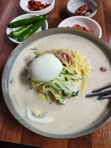 진하고 고소한 콩국수