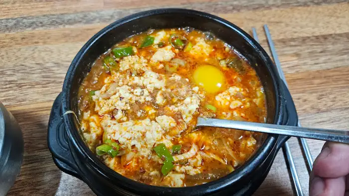 끓고 있는 뜨거운 청국장
