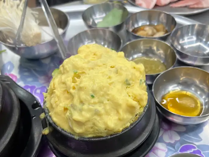 월드냉삼 삼봉지구점의 기본 제공 계란찜. 부드럽고 따뜻한 계란찜이 입맛을 돋웁니다.
