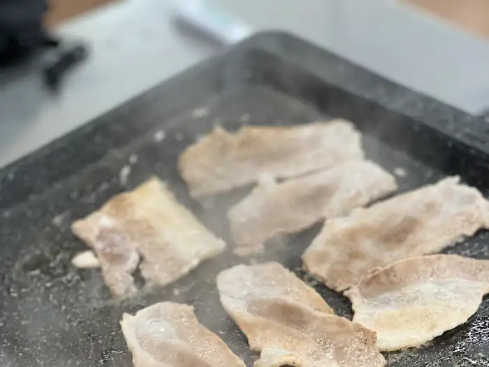 노릇하게 익은 냉삼. 육즙이 살아있어 부드러운 식감을 자랑합니다.