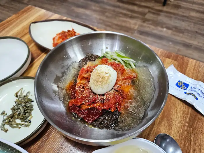 매콤한 양념의 비빔냉면