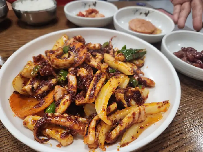 접시에 담긴 오징어볶음