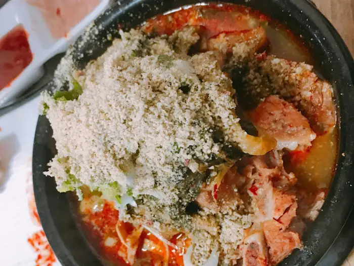 국물과 함께 나온 뼈다귀 해장국