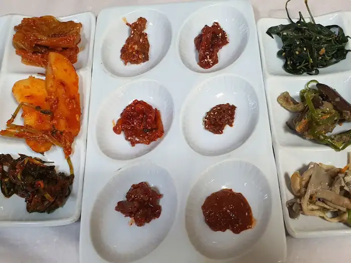 정갈하게 차려진 기본 반찬들