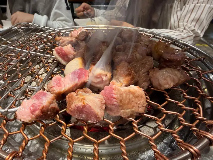 숯불 위에서 구워지는 흑돼지 구이