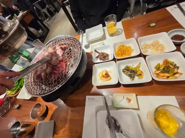 다양한 종류의 반찬과 함께 제공되는 흑돼지 구이
