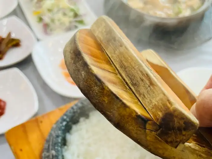돌솥밥 뚜껑 열기