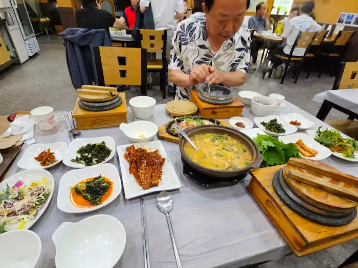 다양한 반찬과 함께 차려진 밥상