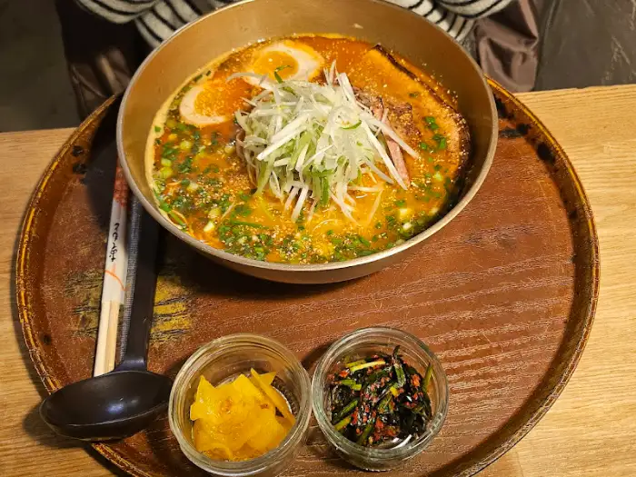 라멘과 곁들임 찬 사진
