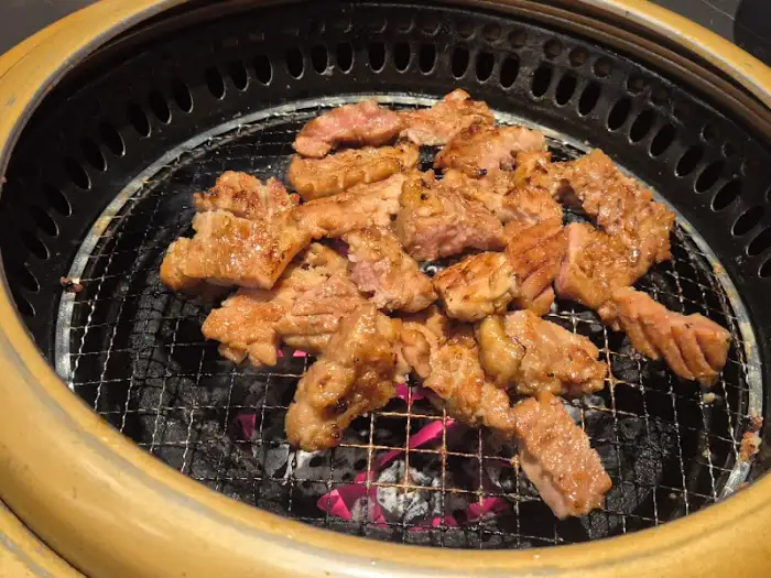 잘 구워진 고기 한 점