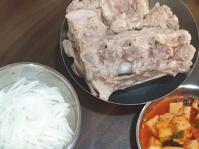 전주식당의 돼지 등뼈찜과 곁들임 반찬