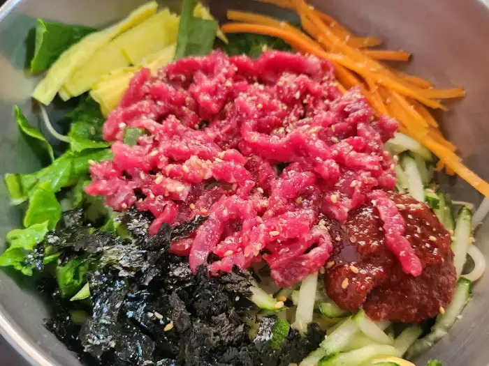 전주식당의 육회비빔밥 재료 클로즈업