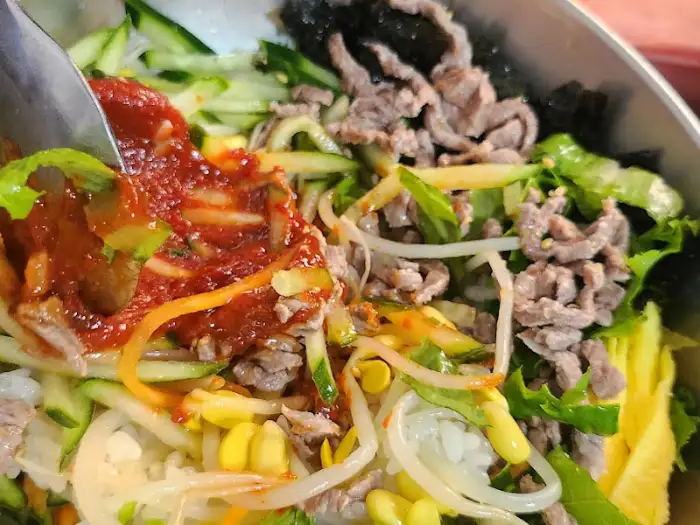 비빔밥 비비는 장면