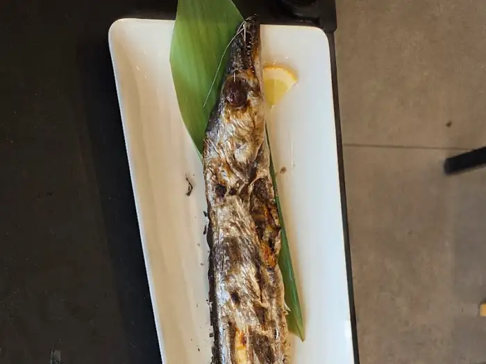 접시에 담긴 통통한 갈치구이