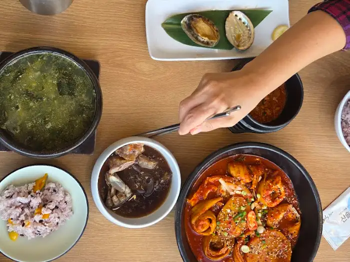 여러 음식이 차려진 테이블 모습