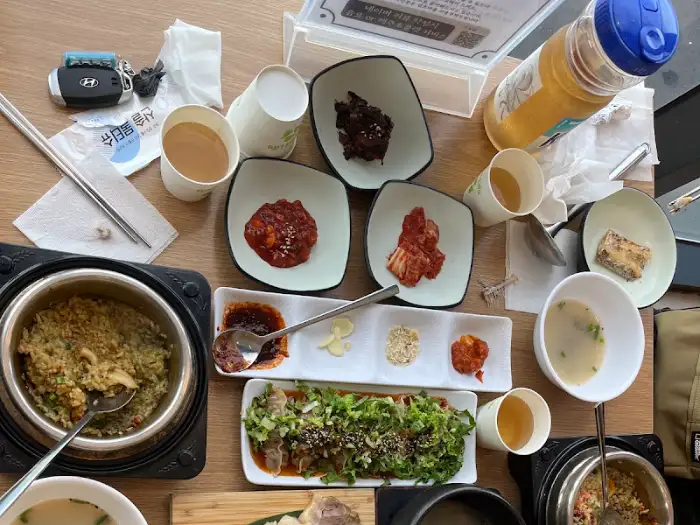 테이블 위에 놓인 다양한 반찬들