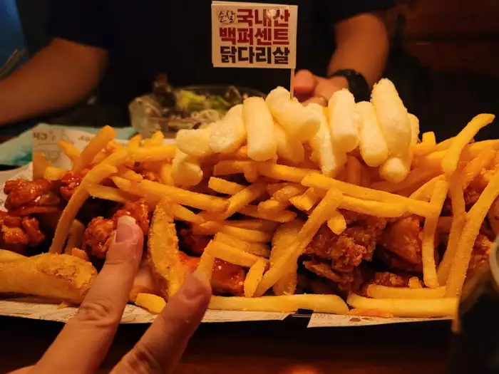 치킨과 함께 제공되는 떡과 감자튀김