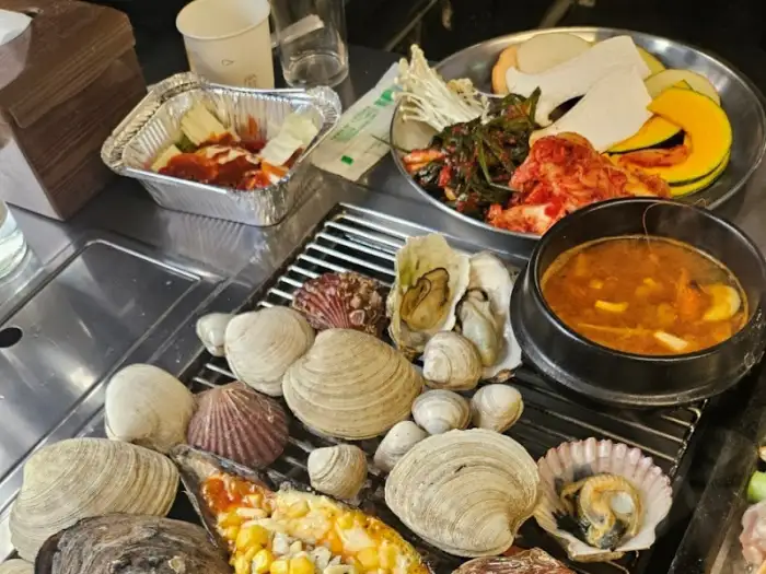 다양한 조개와 곁들임 메뉴