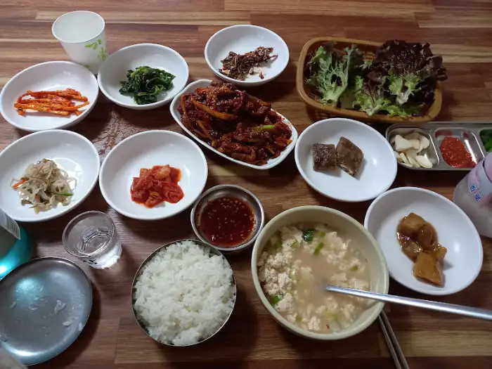 다양한 반찬과 찌개, 밥