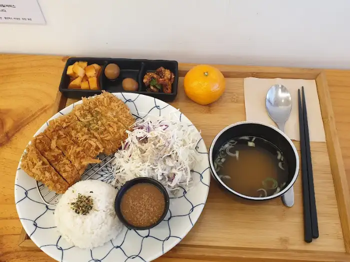 전체적으로 정갈하게 차려진 한상차림
