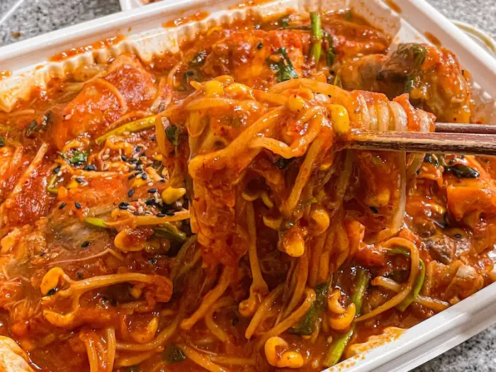 젓가락으로 집어 올린 아구찜