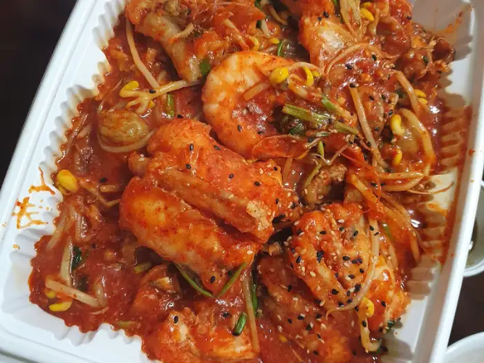 접시에 담긴 아구찜 모습