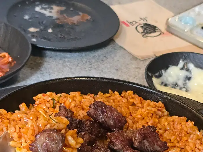 식사를 마치고 일부가 비워진 접시와 깍두기 볶음밥