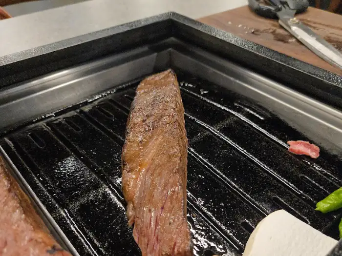 불판 위에 올려진 두툼한 갈빗대