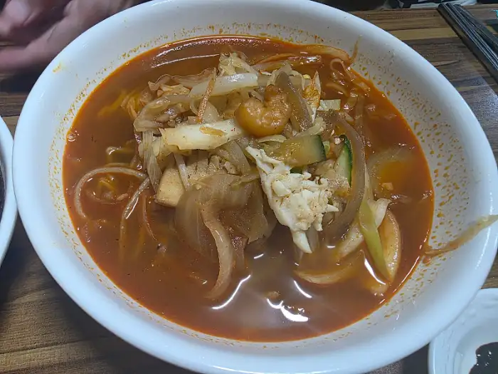 새우, 오징어 등 해산물이 푸짐하게 들어간 짬뽕