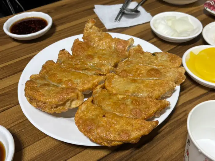 군만두와 함께 나온 간장 소스와 김치, 단무지