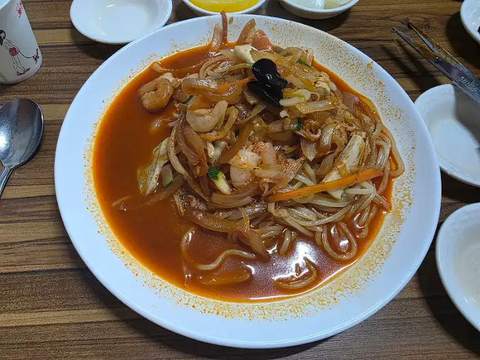다양한 채소와 튀긴 고기가 어우러진 요리