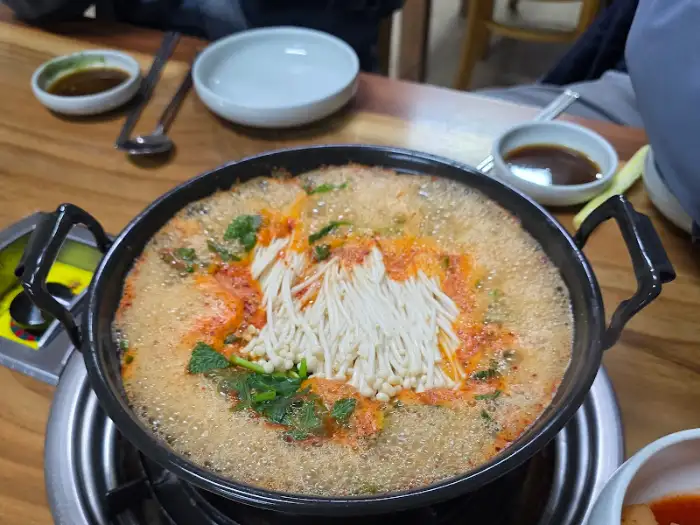 버섯과 채소가 어우러진 매운탕