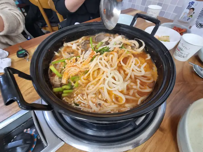 매콤한 국물에 끓고 있는 칼국수