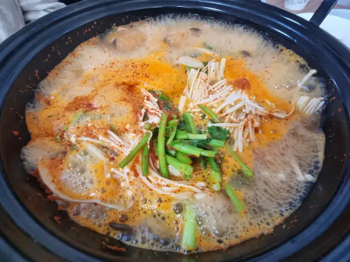 양념과 함께 볶아지는 밥