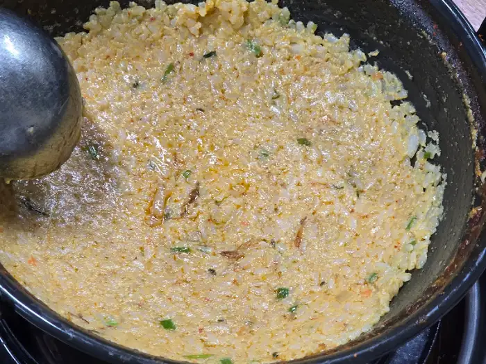 냄비 바닥에 눌어붙은 맛있는 볶음밥