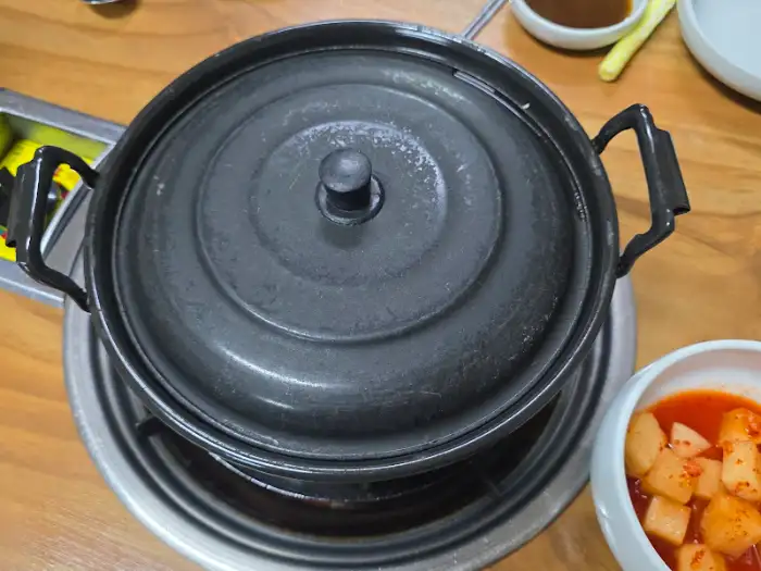 매운탕 냄비 뚜껑을 덮은 모습