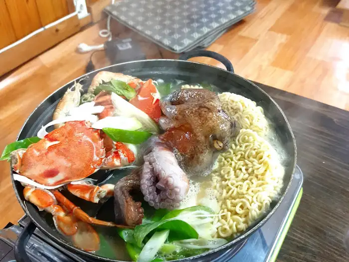다양한 해산물이 담긴 뚝배기