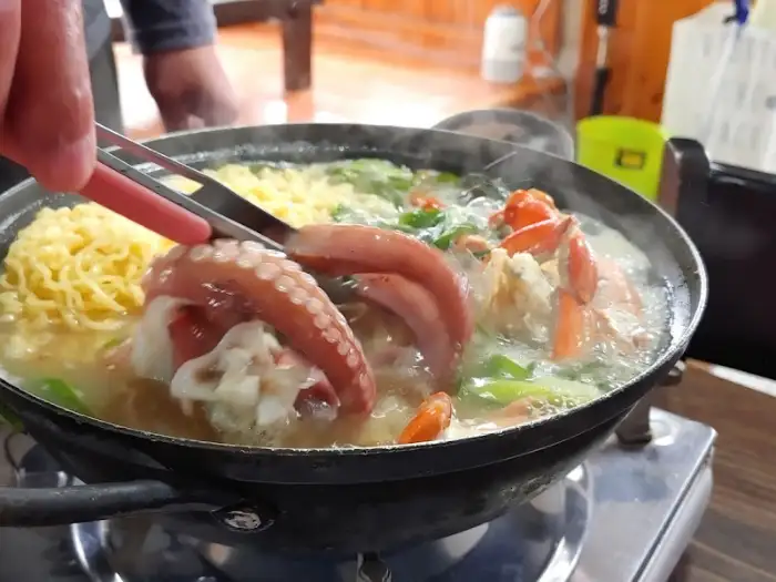 집게로 집어 올린 문어 조각