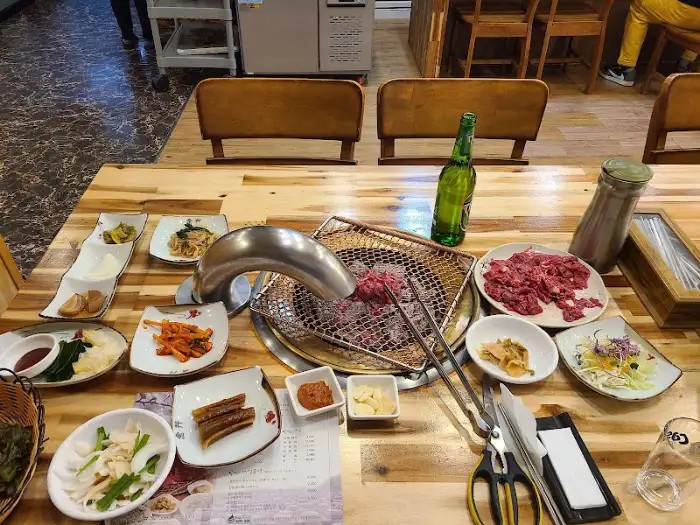 잘 구워진 불고기와 밑반찬