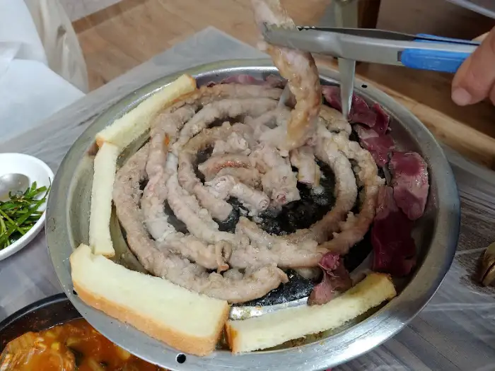 완산한우곱창 간판이 보이는 외부 모습