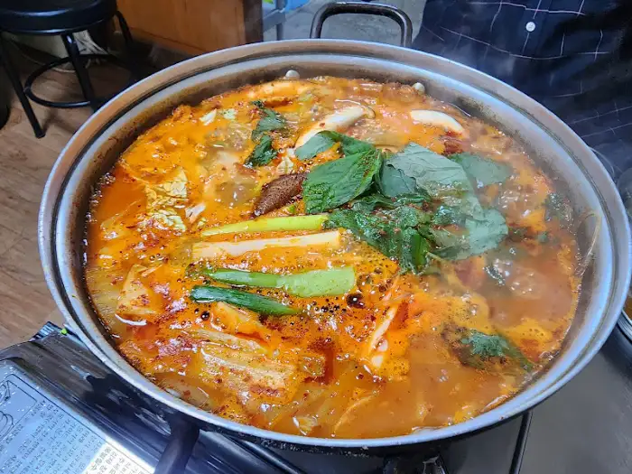 곱창전골이 보글보글 끓고 있는 모습