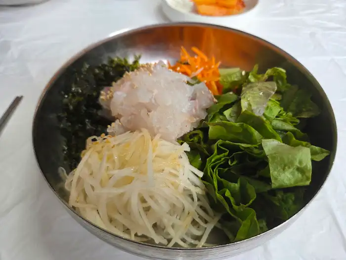 물회 비벼 먹는 모습