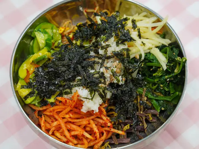 비빔밥에 담긴 다양한 나물과 채소의 색감