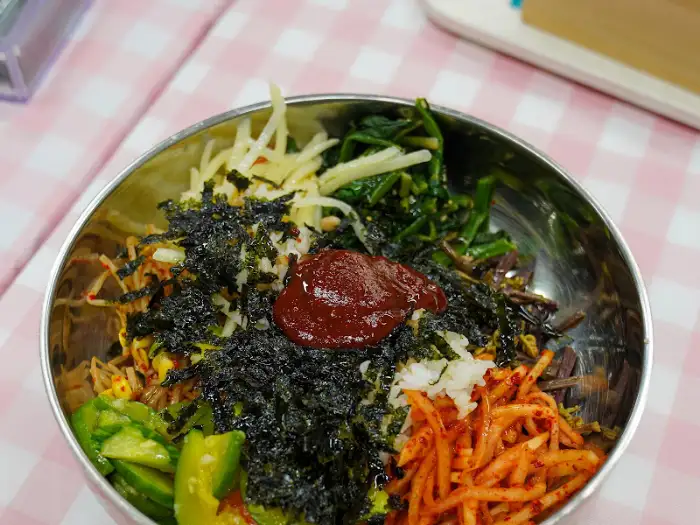 고추장이 올려진 비빔밥