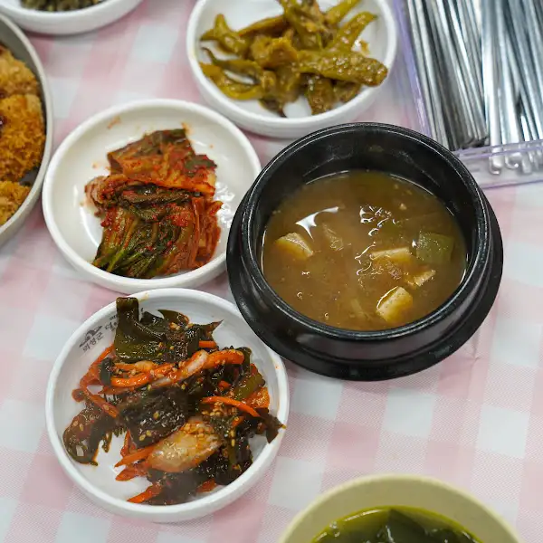 따뜻한 찌개와 여러 반찬