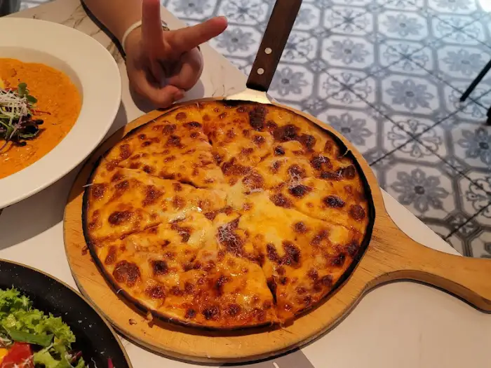 따뜻하게 김을 내뿜는 치즈 피자
