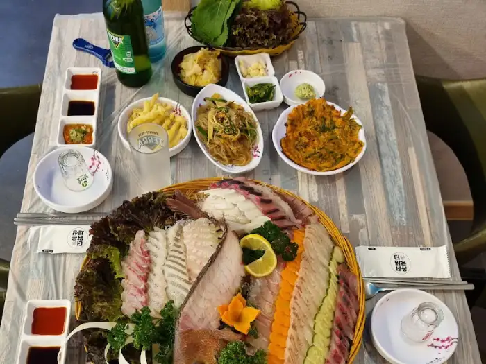 다양한 밑반찬과 함께 나온 메인 메뉴